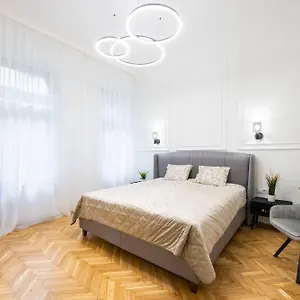https://luxurious-central-4bedrm-3bathrm-residence-w-balcony.inbudapesthotels.com